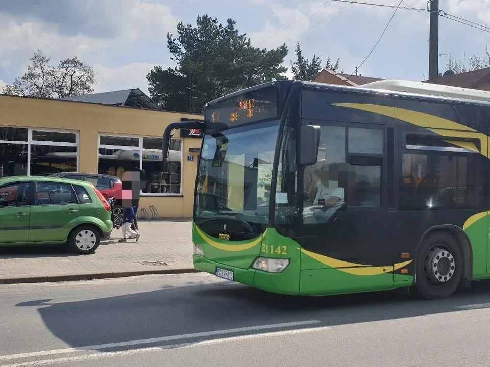 Dziecko biegało na boso przy ruchliwej jezdni. Pomógł kierowca autobusu - Zdjęcie główne