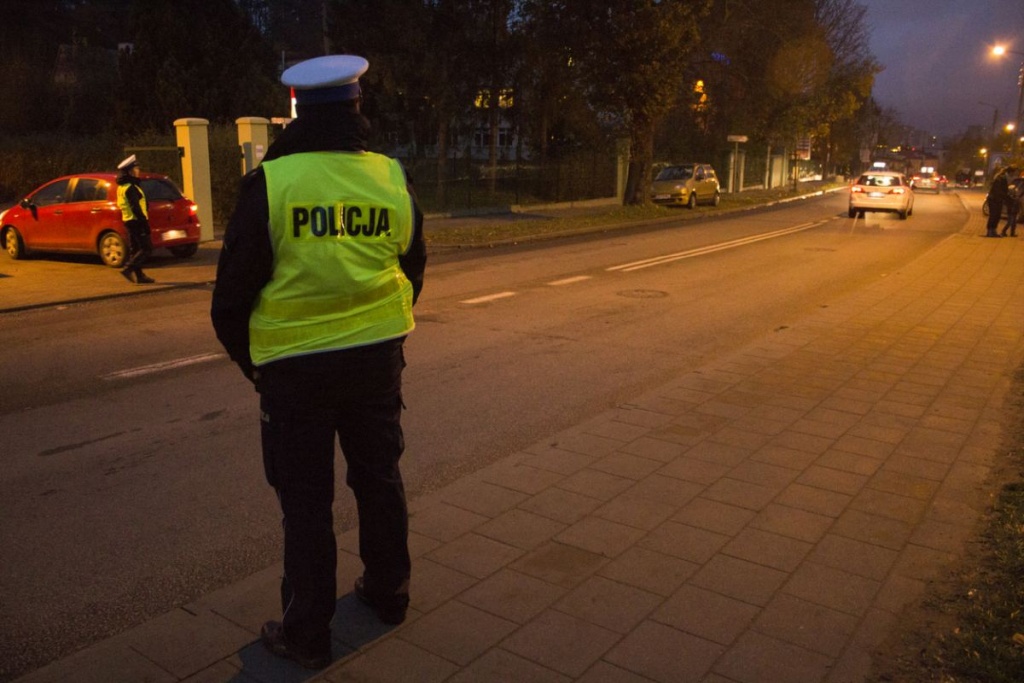 Nowe przepisy w ruchu drogowym od 1 czerwca. M.in. zakaz używania telefonu komórkowego na przejściu dla pieszych (fot. IStock |wiadomości łódzkie | Łódź | TuŁódź