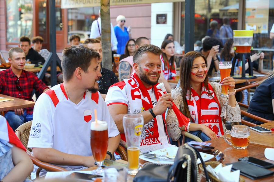 Piotrkowska Łódź. Kibice wspierali Biało-Czerwonych podczas meczu Polska - Słowacja na EURO 2020 (fot. Michał Pietrzak - TuLodz.pl)