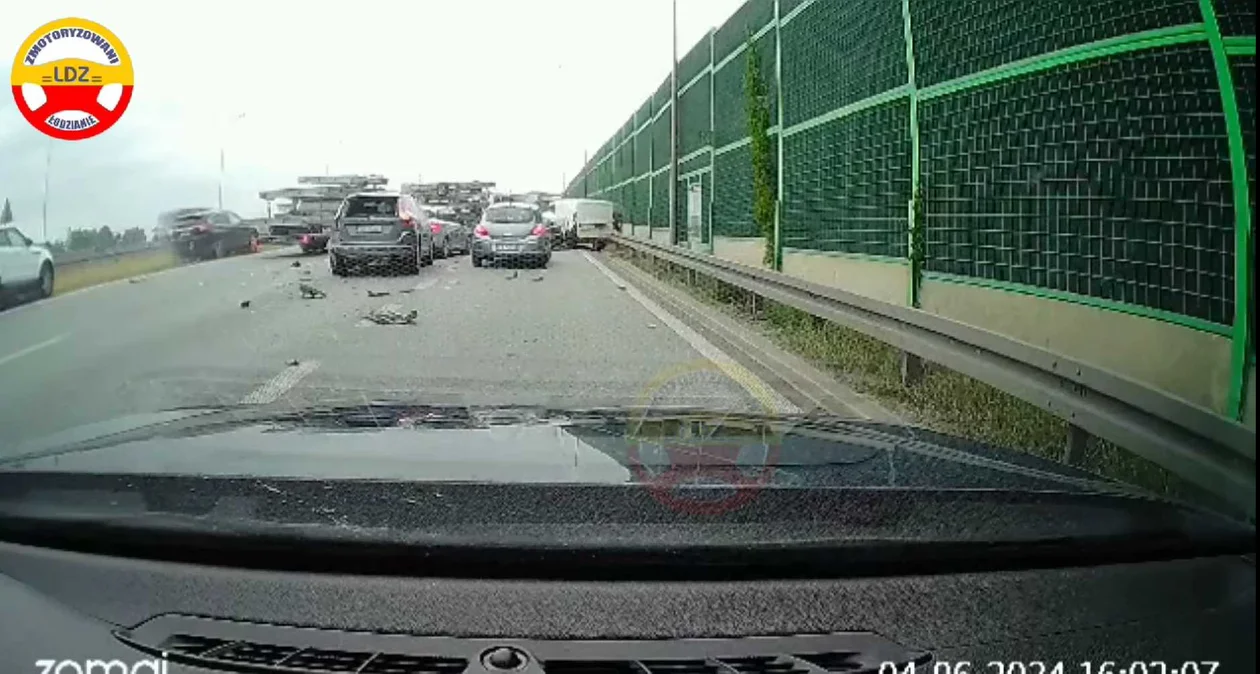 Karambol na autostradzie A1 na wyjeździe z Łodzi. Nagranie ze zdarzenia trafiło do sieci [WIDEO] - Zdjęcie główne