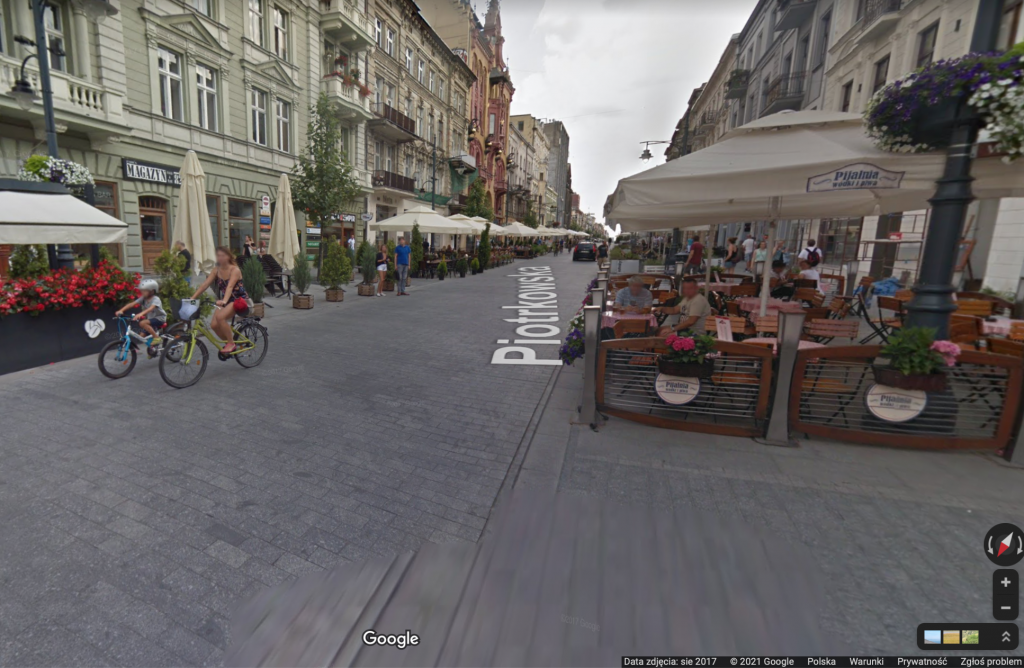 Wakacje na Piotrkowskiej w Łodzi przed pandemią! Kto odnajdzie się na zdjęciach w Google Street View? (fot. Google Street View)