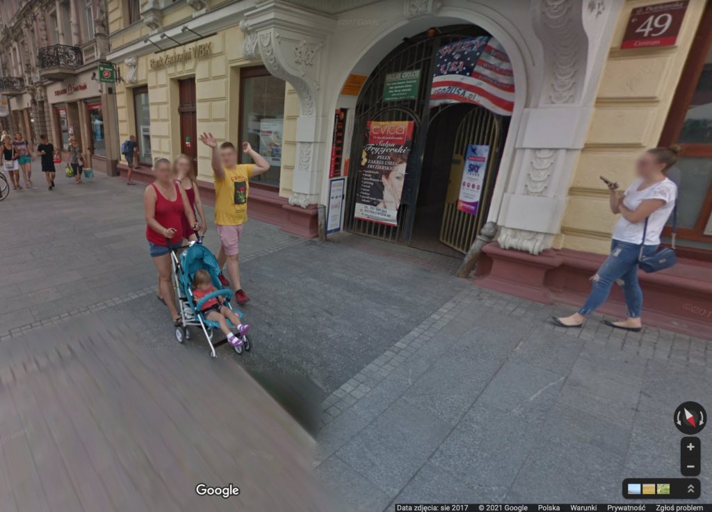 Wakacje na Piotrkowskiej w Łodzi przed pandemią! Kto odnajdzie się na zdjęciach w Google Street View? (fot. Google Street View)