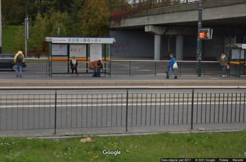 MPK Łódź. Mieszkańcy Łodzi oczekiwaniu na tramwaj MPK Łódź na trasie WZ (fot. Google Street View)