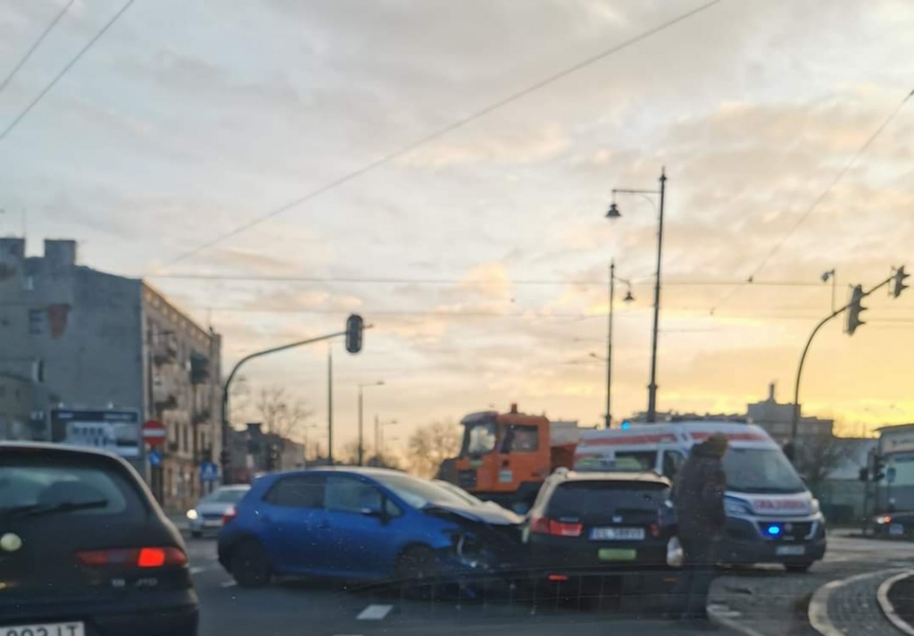 Utrudnienia po kolizji u zbiegu ulic Kilińskiego i Dąbrowskiego  - Zdjęcie główne