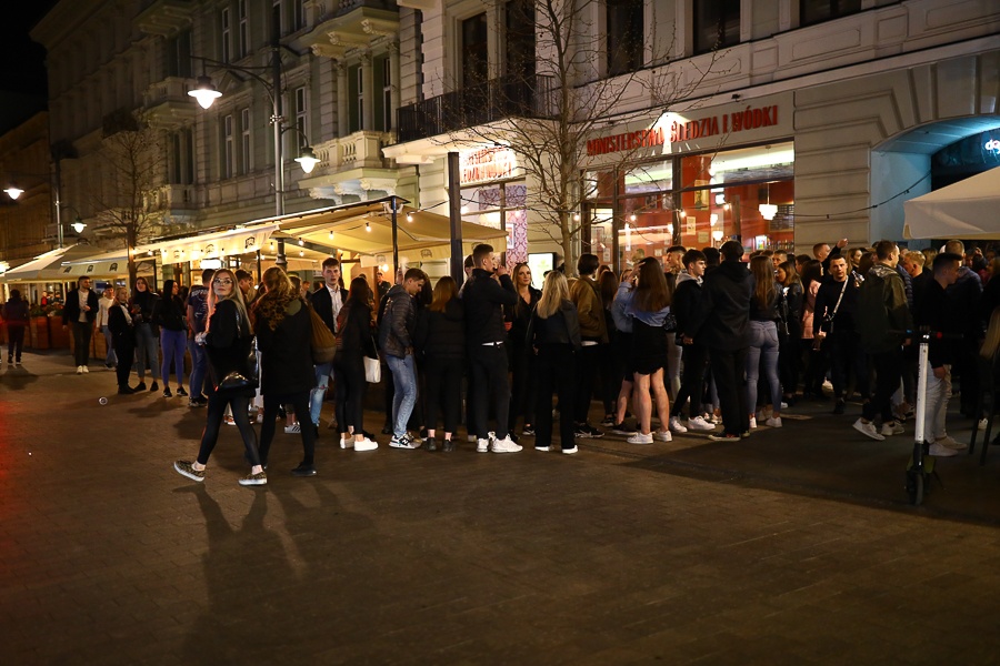 Piotrkowska Łódź. Tłumy łodzian na Piotrkowskiej. Wizytówka Łodzi znowu tętni życiem [zdjęcia] - Zdjęcie główne