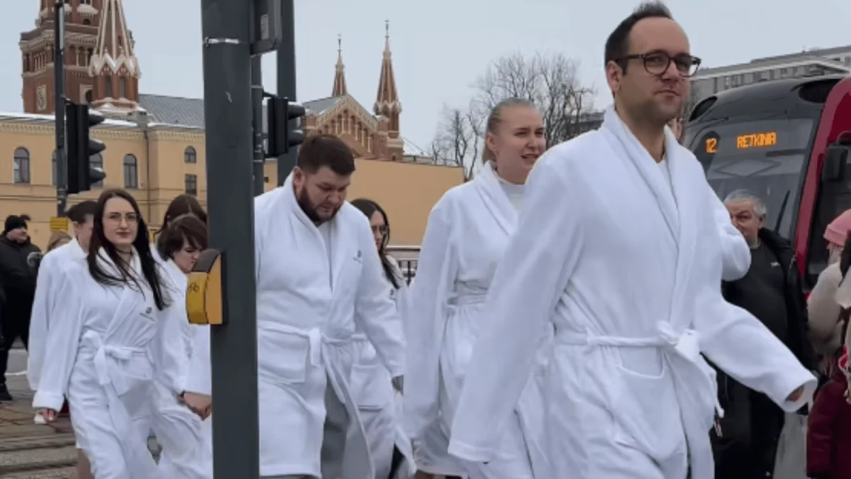 Happening w centrum Łodzi. Na ulicach miasta pojawili się ludzie w białych szlafrokach. Co to za akcja? - Zdjęcie główne