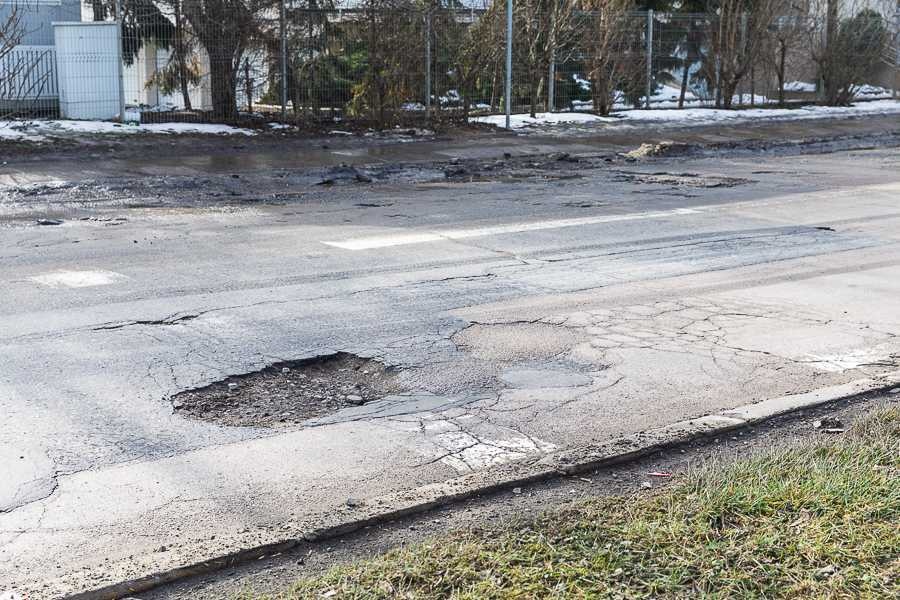 Jak poinformowano podczas konferencji prasowej - decyzją prezydent miasta zwiększa się kwota przeznaczona na remonty dróg w Łodzi (fot. redakcja TuŁódź) |wiadomości łódzkie|Łódź|TuŁódź