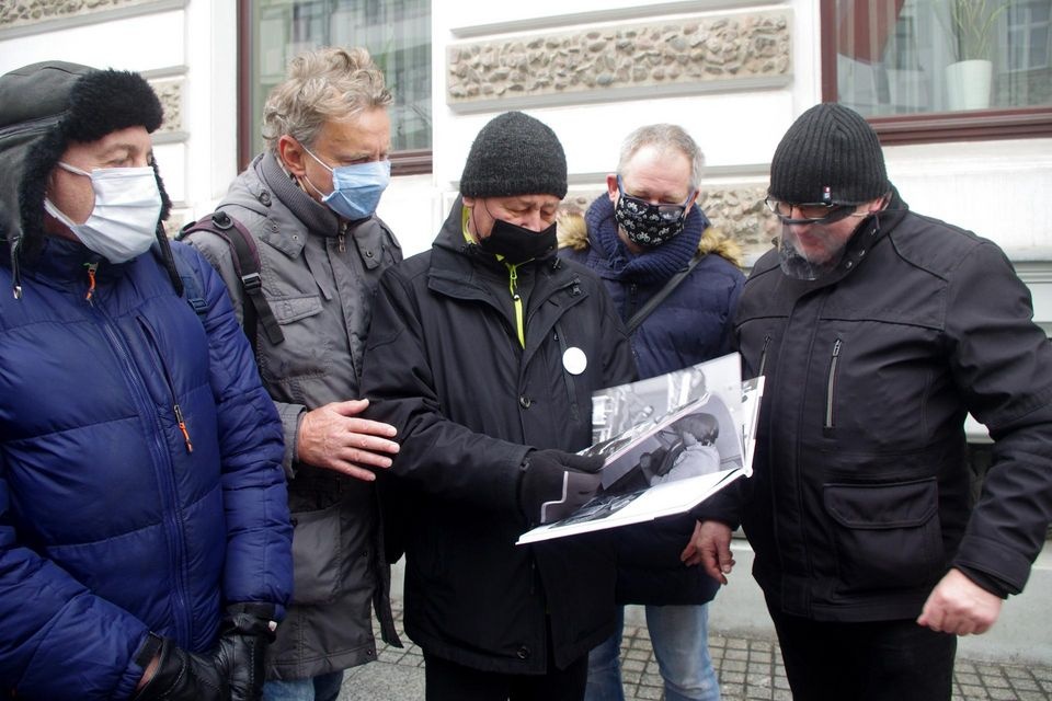 W uroczystym otwarciu wystawy fotograficznej przed Urzędem Miasta Łodzi wzięli udział zaproszeni goście (fot. UMŁ) |wiadomości łódzkie|wiadomości łódź|TuŁódź