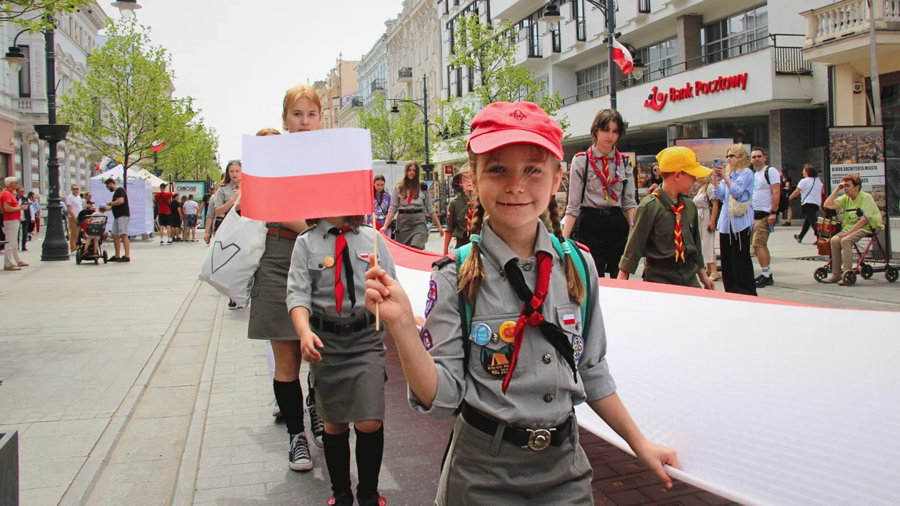 Piotrkowską przeszła parada z 123-metrową flagą Polski. Królowa łódzkich ulic świętuje Dzień Flagi Rzeczypospolitej Polski [ZDJĘCIA] - Zdjęcie główne