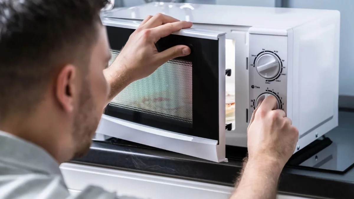 Większość ludzi źle wkłada jedzenie do mikrofalówki. Ten błąd sprawia, iż talerz jest gorący, a jedzenie zimne