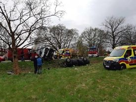 W wypadku samochodowym na ul. Strykowskiej w Łodzi obrażenia odniosły dwie osoby (fot. KMP Łódź) |wiadomości łódzkie | Łódź | TuŁódź