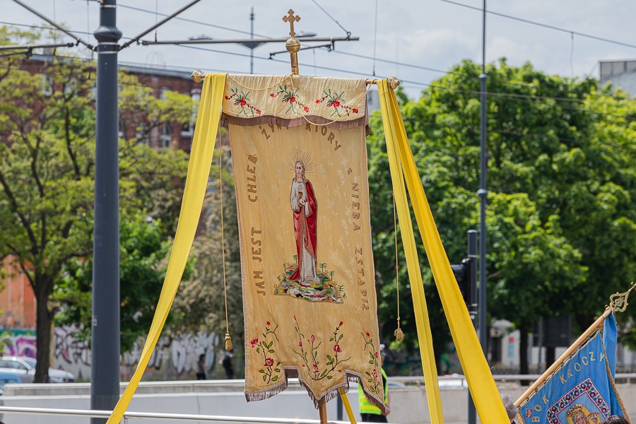 Boże Ciało w Łodzi. Procesja pod przewodnictwem abp łódzkiego, Grzegorza Rysia przeszła ulicami miasta (fot. Michał Pietrzak - redakcja TuŁódź) |wiadomości łódzkie | Łódź | TuŁódź