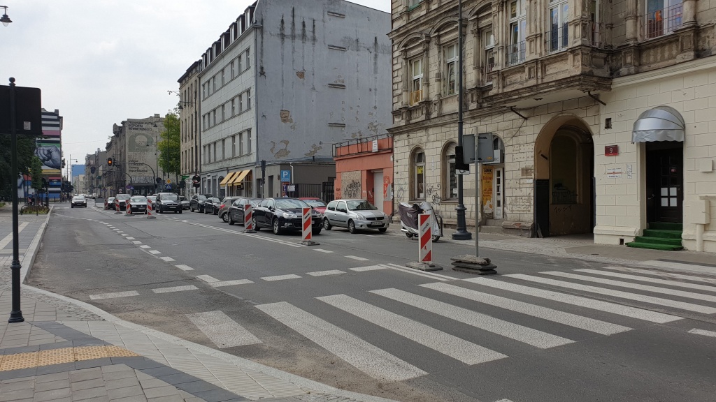 Parking zamiast ulicy. Tak teraz wygląda ul. Sienkiewicza w Łodzi  (fot. dzięki uprzejmości Czytelnika)