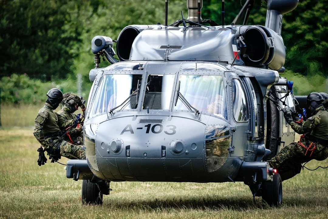 Śmigłowce Black Hawk na lotnisku. Co robiły w Łodzi? - Zdjęcie główne