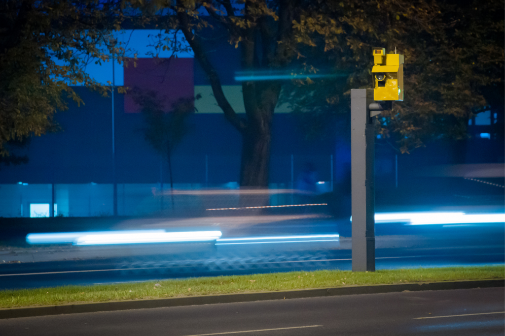 Niebawem dwa kolejne takie fotoradary pojawią się w Łodzi. Zapytaliśmy, kiedy dokładnie (fot. Canva)