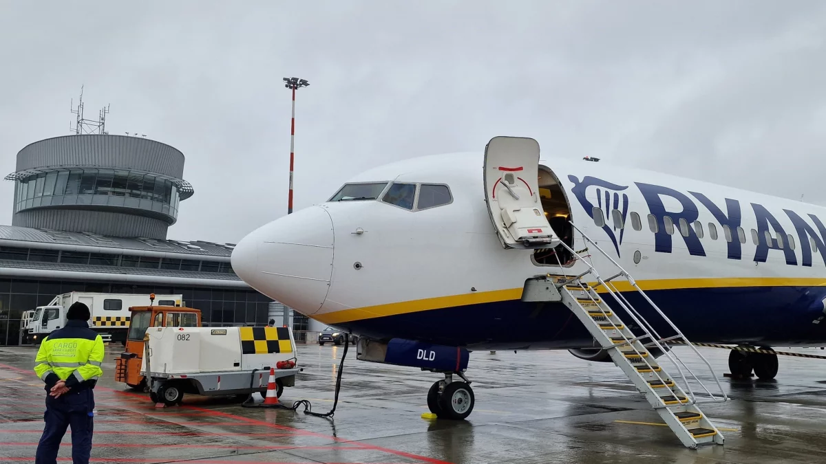 Samolot lecący do Łodzi nie wylądował. Powodem były złe warunki atmosferyczne - Zdjęcie główne