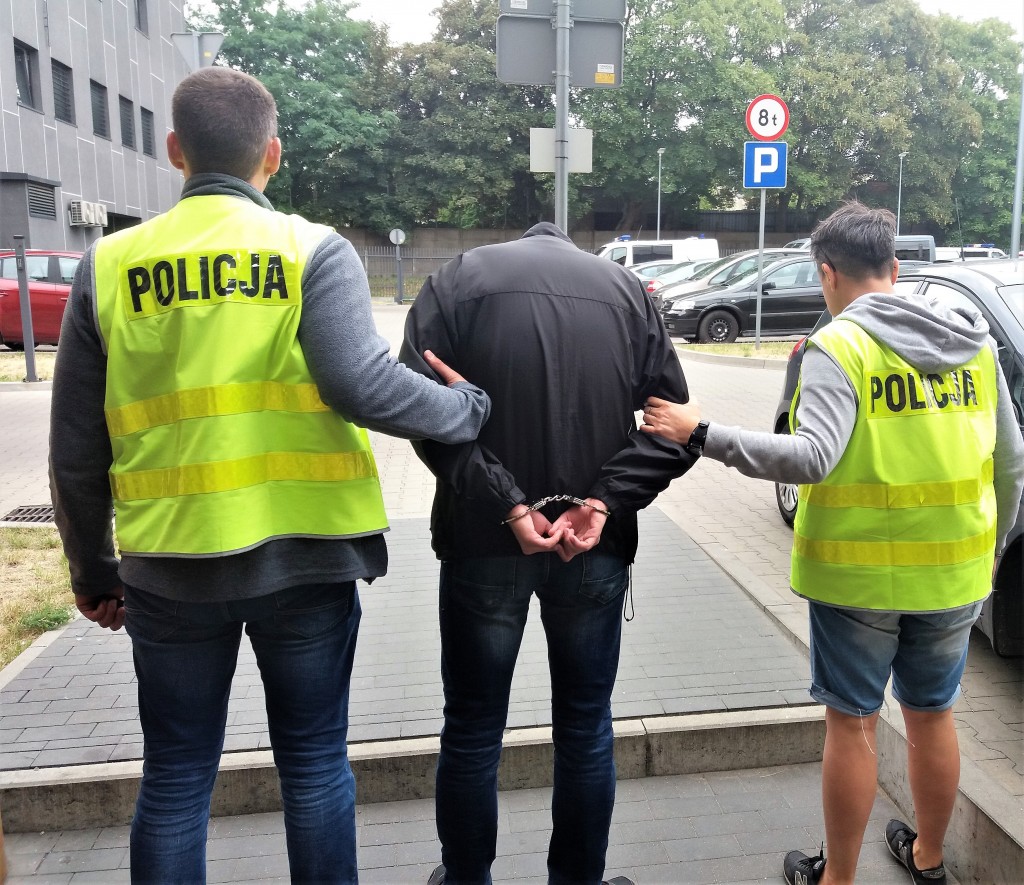 21-latek z Łodzi posiadał, zażywał, sprzedawał? To wyjaśni Policja i sąd   - Zdjęcie główne