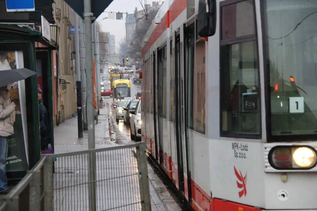 Wypadek na torach. Tramwaj MPK Łódź nie dojedzie do krańcówki. Uruchomiono komunikację zastępczą - Zdjęcie główne