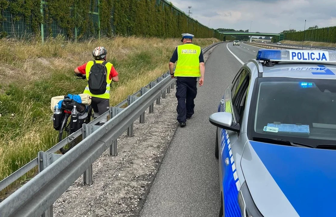 Rowerzysta na drodze ekspresowej. Senior jechał do domu - Zdjęcie główne