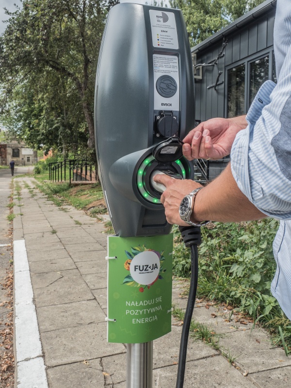 Elekromoblilność to przyszłość. Nowe stacje ładowania pojazdów elektrycznych w Manufakturze i w Fuzji. - Zdjęcie główne