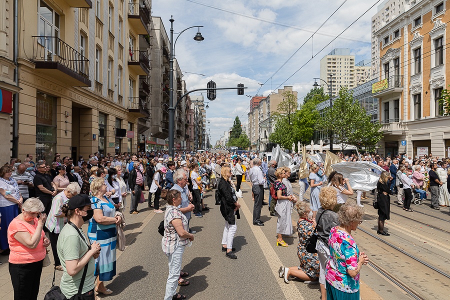 Boże Ciało w Łodzi. Procesja pod przewodnictwem abp. łódzkiego, Grzegorza Rysia przeszła ulicami miasta (fot. Michał Pietrzak - redakcja TuŁódź) |wiadomości łódzkie | Łódź | TuŁódź