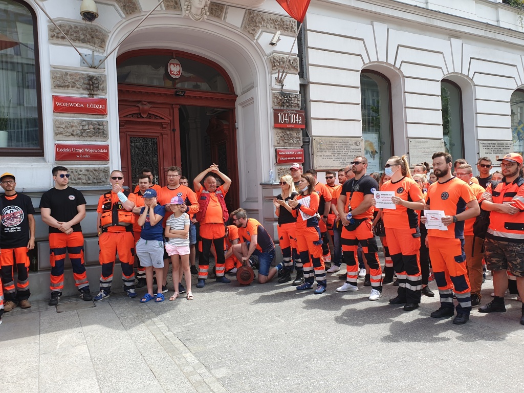 Protest ratowników medycznych w Łodzi. „Jeszcze niedawno nazywali nas bohaterami” [zdjęcia, wideo] - Zdjęcie główne