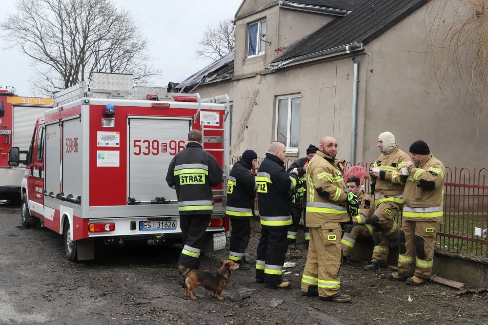 Trąba powietrzna w Łódzkiem: Są ranni, w tym strażak z OSP. Setki uszkodzonych dachów - Zdjęcie główne