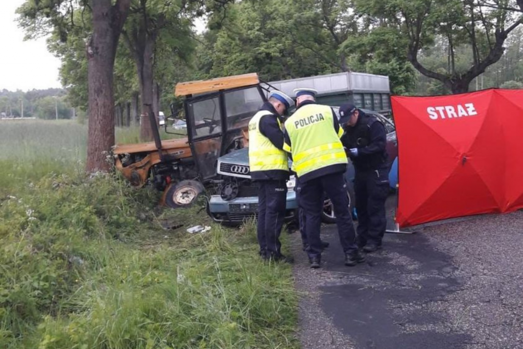 Dwa śmiertelne wypadki w Łódzkiem.  Zginął motocyklista i kierowca audi, który zderzył się z ciągnikiem - Zdjęcie główne