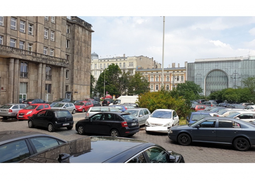 Parking zamiast ulicy. Tak teraz wygląda ul. Sienkiewicza w Łodzi (fot. dzięki uprzejmości Czytelnika)