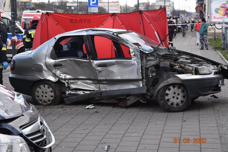 Tragiczny wypadek w centrum Łodzi. Nie żyje pasażerka jednego z aut [ZDJĘCIA] - Zdjęcie główne