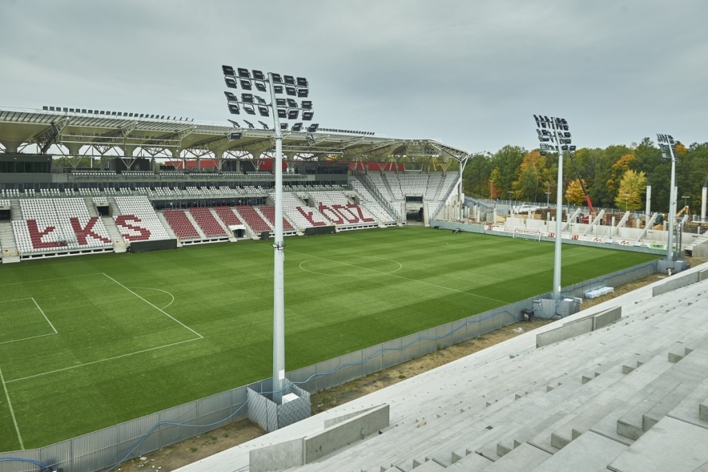 Derby Łodzi ŁKS - Widzew. Chuligani już o sobie przypomnieli. Zniszczyli krzesełka na stadionie ŁKS-u Łódź [zdjęcia] - Zdjęcie główne