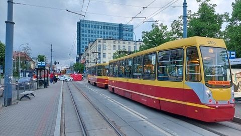 Wypadek Łódź. Śmiertelny wypadek przy pl. Niepodległości w Łodzi! Zderzenie taksówki z tramwajem (fot. Piotr Mika)