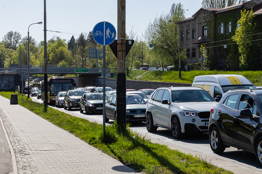 Stoi ul. Konstantynowska i al. Unii Lubelskiej. Wypadek śmiertelny w Łódzkiem [08.10.2021]  - Zdjęcie główne