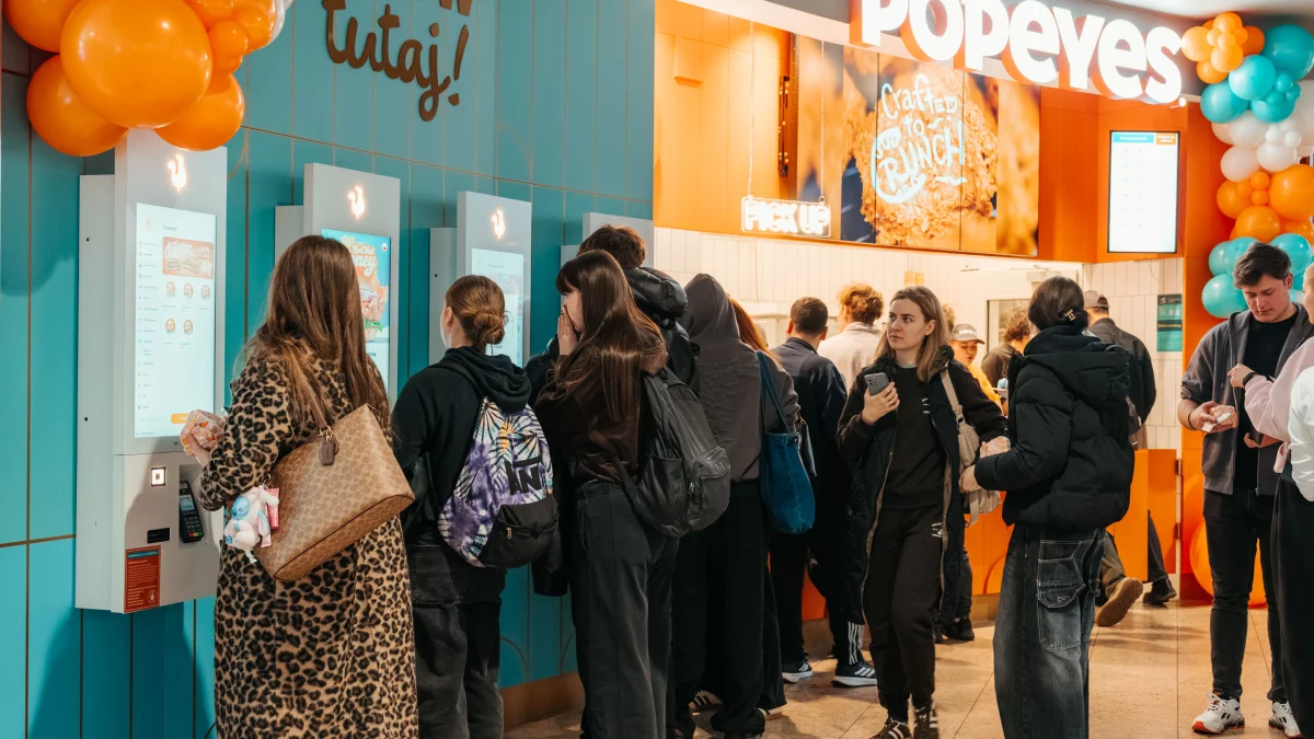 Najbardziej wytrwali goście na otwarcie Popeyes w Łodzi czekali od wczoraj. Pierwsza restauracja sieci w regionie już działa