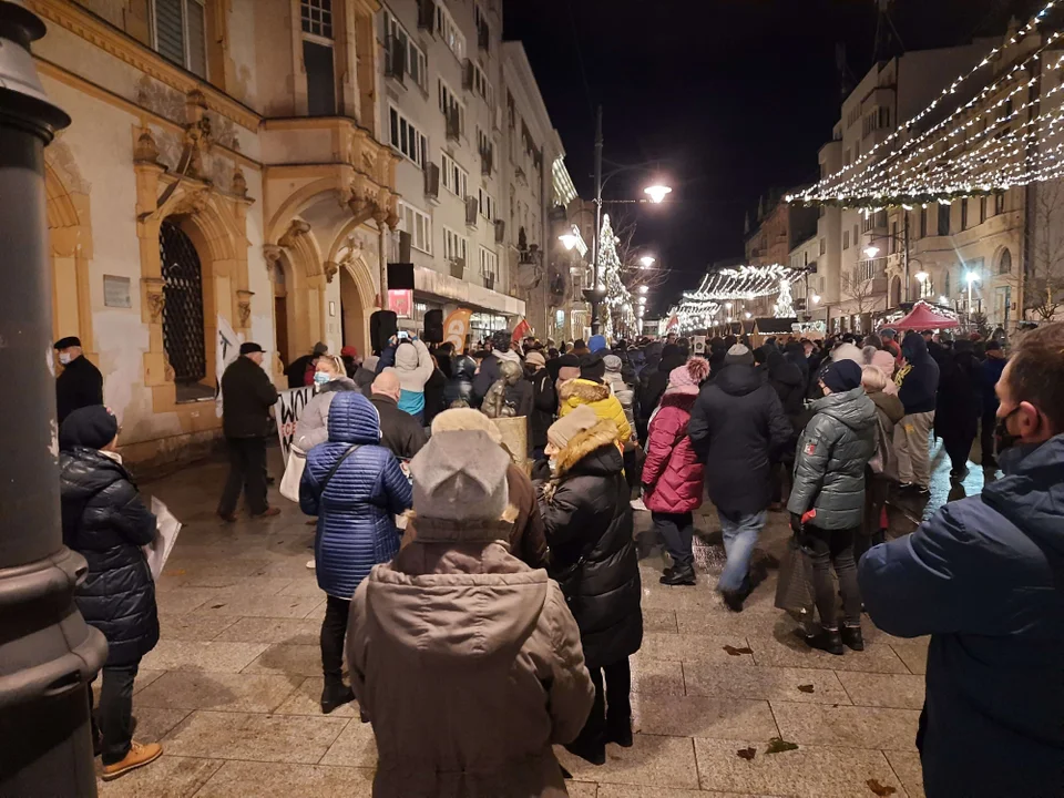 Protest w sprawie wolnych mediów na ulicy Piotrkowskiej w Łodzi