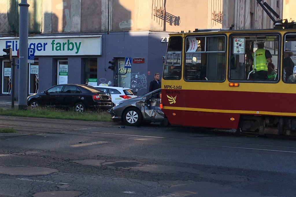 [UWAGA] Zatrzymanie ruchu tramwajów w centrum. Kolizja samochodu z tramwajem  - Zdjęcie główne