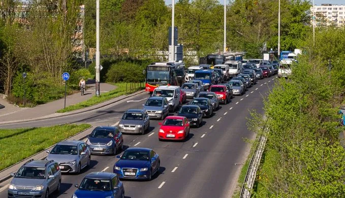 Łódź na podium miast przyjaznych kierowcom. "Przyjazne? Dziura na dziurze, połowa ulic zamknięta" - Zdjęcie główne