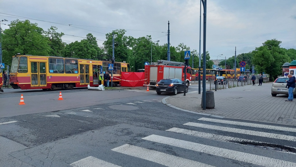 Wypadek Łódź. Śmiertelny wypadek przy pl. Niepodległości w Łodzi! Zderzenie taksówki z tramwajem (fot. Piotr Mika)