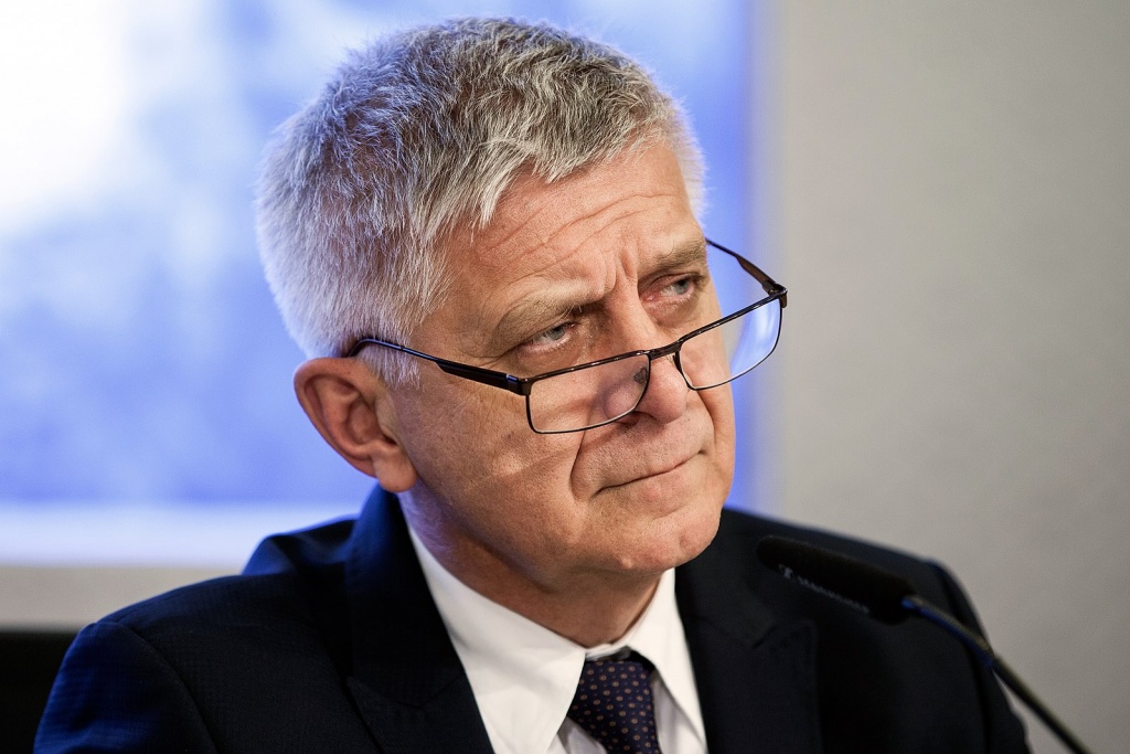 Marek Belka (ur. 9 stycznia 1952 w Łodzi) – polski ekonomista i polityk, profesor nauk ekonomicznych. Prezes Rady Ministrów w latach 2004–2005 (fot. Andrzej Barabasz / Creative Commons Attribution 4.0 International)