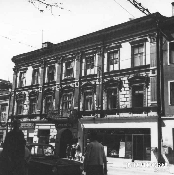 Ulica Piotrkowska w Łodzi to najdłuższy deptak w Polsce i jedna z najdłuższych ulic handlowych w Europie. Zobacz, jak się zmieniła