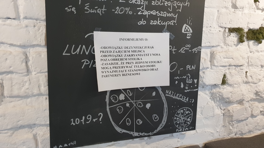 Coworking obok pizzerii przy ulicy Piotrkowskiej w Łodzi. Takiego miejsca nie ma nigdzie indziej (fot. Bartosz Jankowski - TuŁódź.pl)