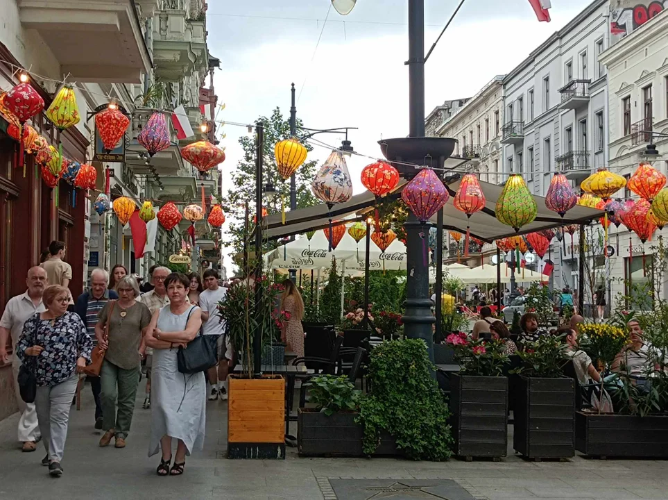 Piotrkowska w Łodzi oblegana w majówkę. Kolejki po lody, goście w ogródkach, rowerzyści [ZDJĘCIA] - Zdjęcie główne