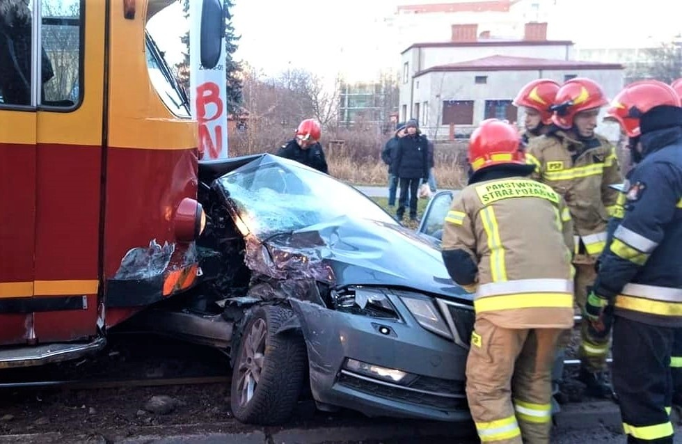 Groźne zderzenie auta osobowego z tramwajem na ul. Zgierskiej [AKTUALIZACJA + ZDJĘCIA] - Zdjęcie główne