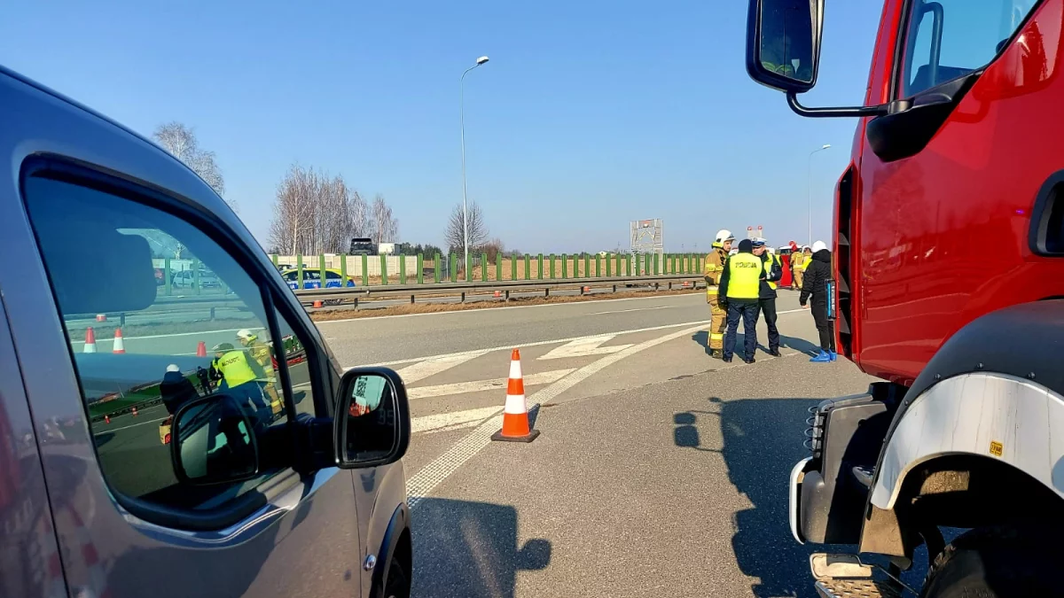 Śmiertelny wypadek na S8. Mężczyzna szukał zagubionej tablicy rejestracyjnej. Droga jest zablokowana - Zdjęcie główne