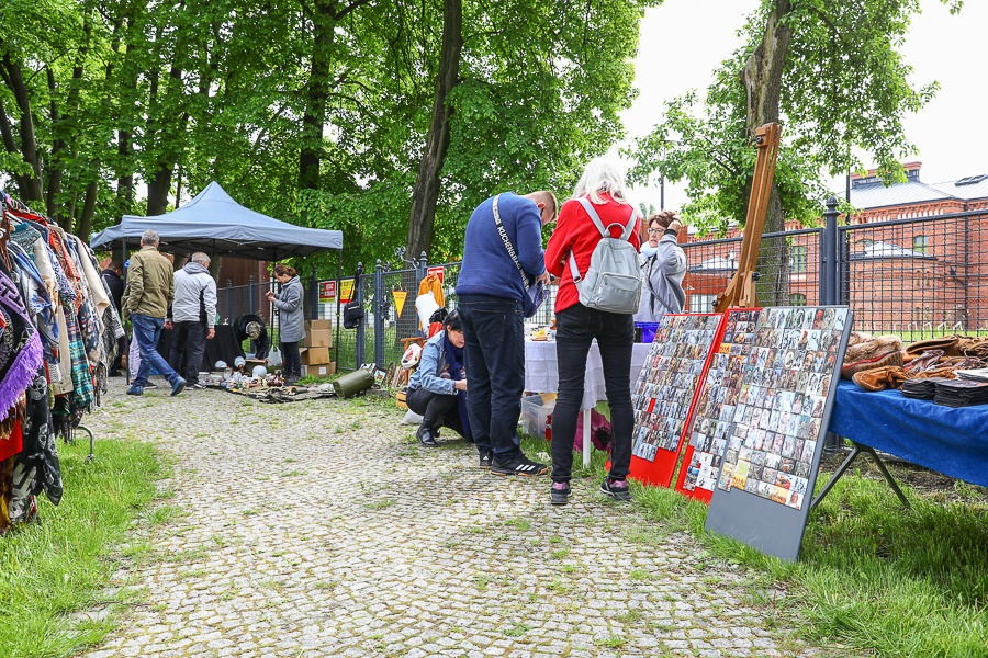 Targ Staroci Księży Młyn. Niezwykłe przedmioty, rękodzieło i sztuka użytkowa przyciągnęły miłośników przedmiotów "z duszą" (fot. Michał Pietrzak - redakcja TuŁódź) |wiadomości łódzkie | Łódź | TuŁódź