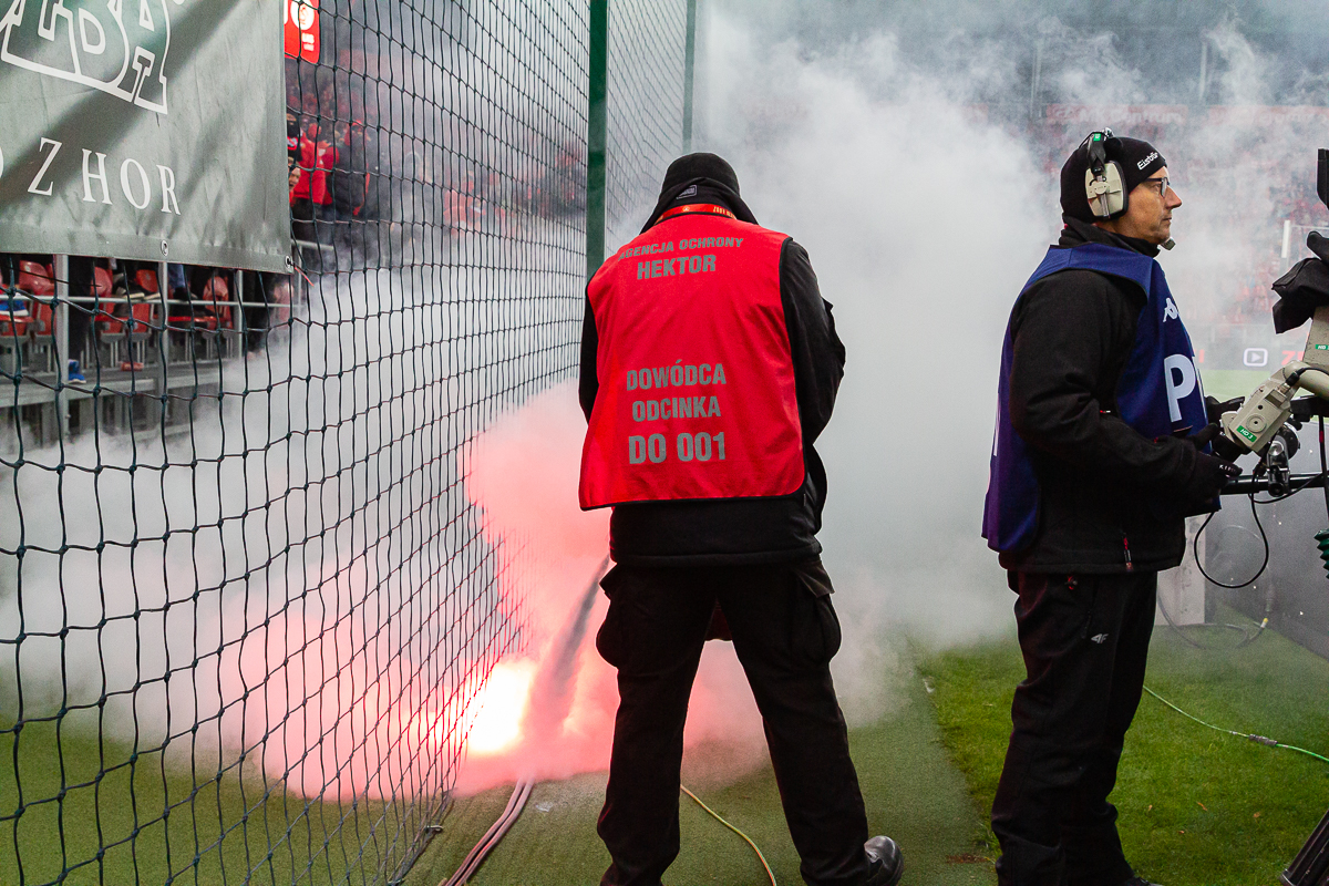 Derby Łodzi to nie tylko mecz. Race, próby konfrontacji kiboli i gaz na stadionie 