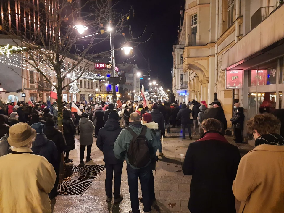 Protest w sprawie wolnych mediów na ulicy Piotrkowskiej w Łodzi