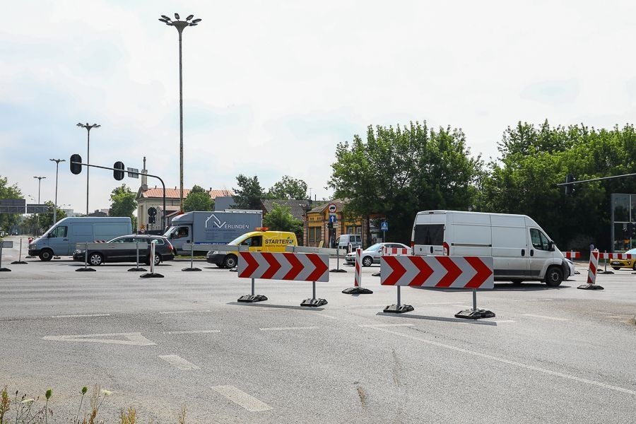 Remont świateł na skrzyżowaniu Obywatelska / Jana Pawła II. Nie ma dnia bez stłuczki i to mimo prostej drogi  (fot. Michał Pietrzak - TuŁódź.pl)