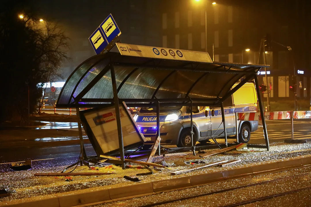 Łódź: Kierowca forda wjechał w wiatę przystankową na Śmigłego-Rydza i uciekł [zdjęcia] - Zdjęcie główne