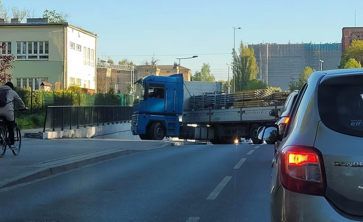 Zablokował drogę, bo... próbował zawrócić. Utrudnienia na Niciarnianej w Łodzi - Zdjęcie główne